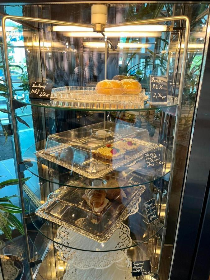 De Luxe 4 May Plaza Братислава Экстерьер фото