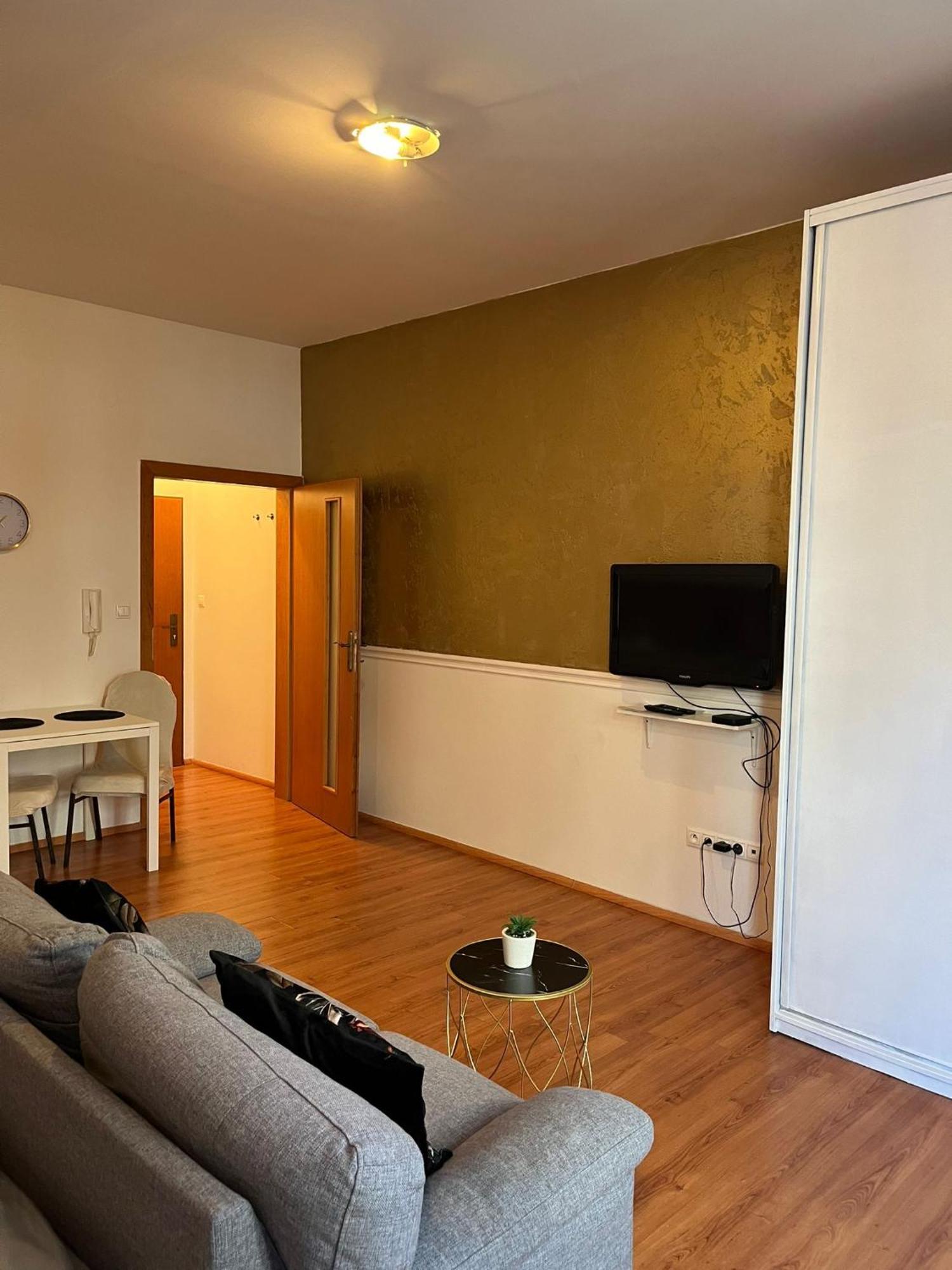 De Luxe 4 May Plaza Братислава Экстерьер фото