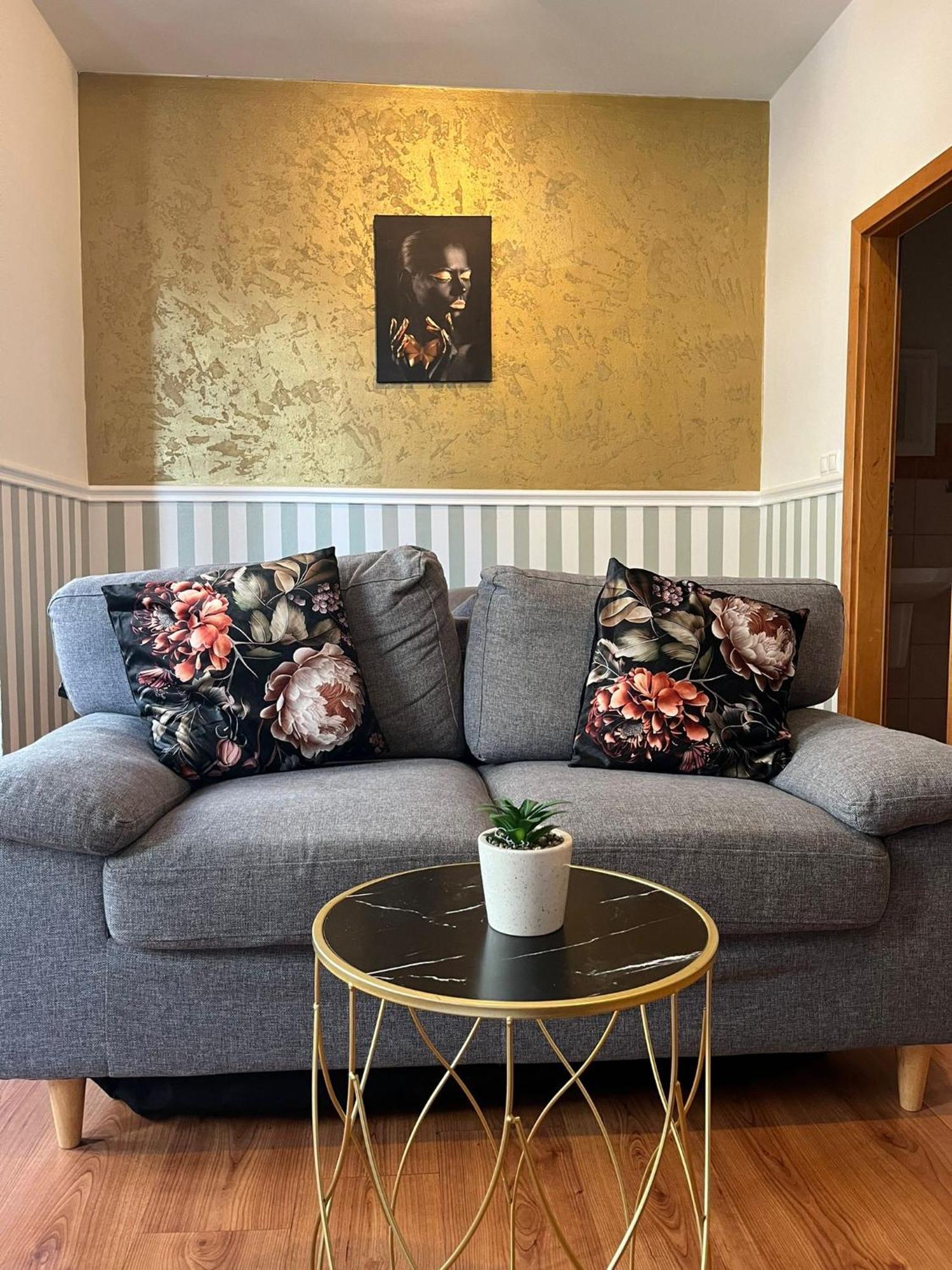 De Luxe 4 May Plaza Братислава Экстерьер фото