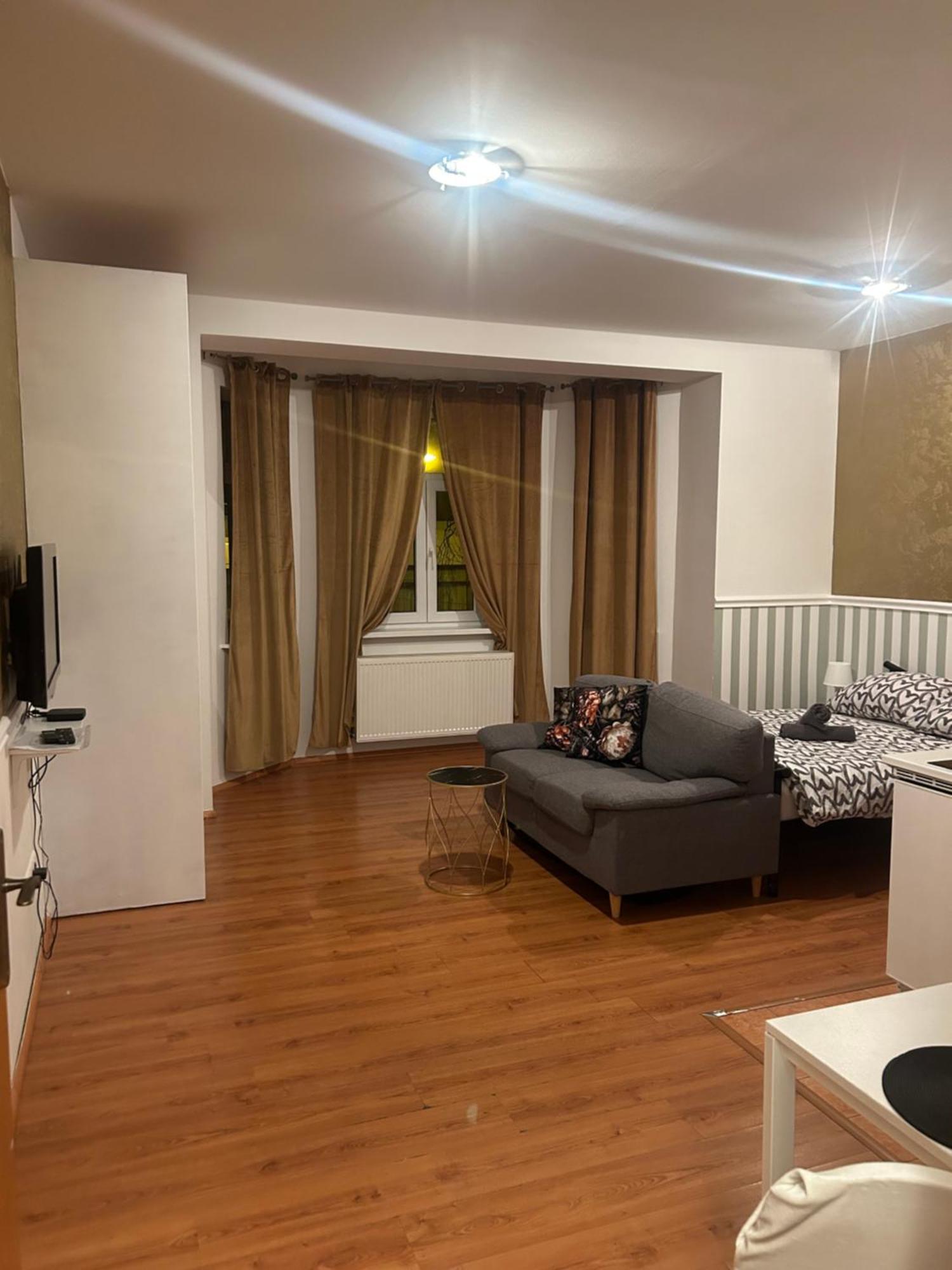 De Luxe 4 May Plaza Братислава Экстерьер фото